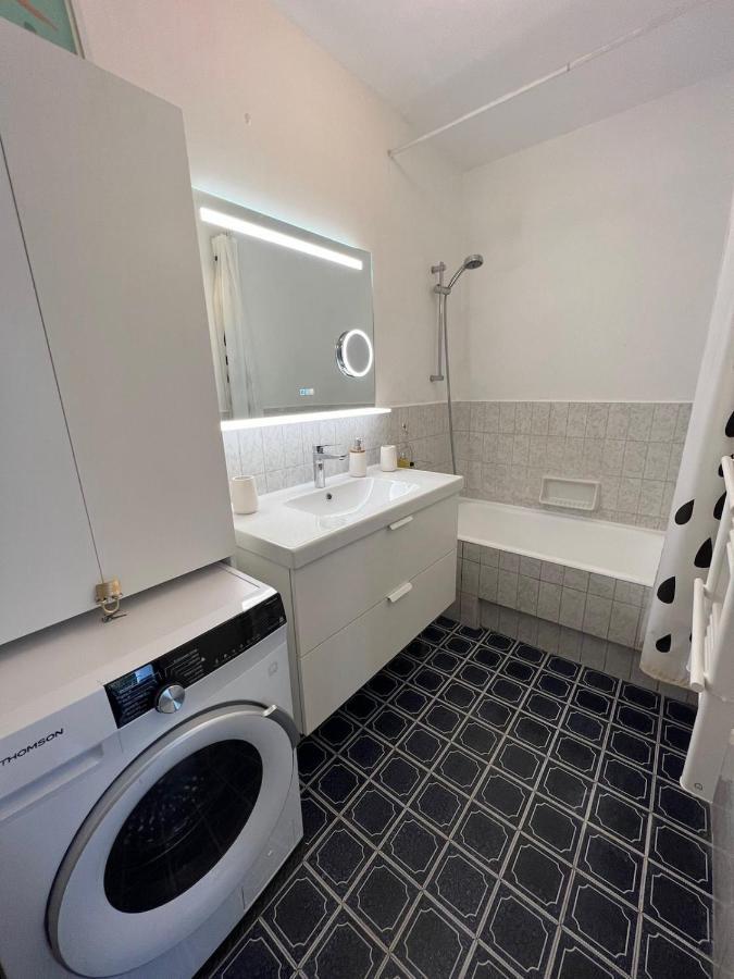 Seafront - Beautiful Flat With Aircon And Comfortable Loggia Apartment *