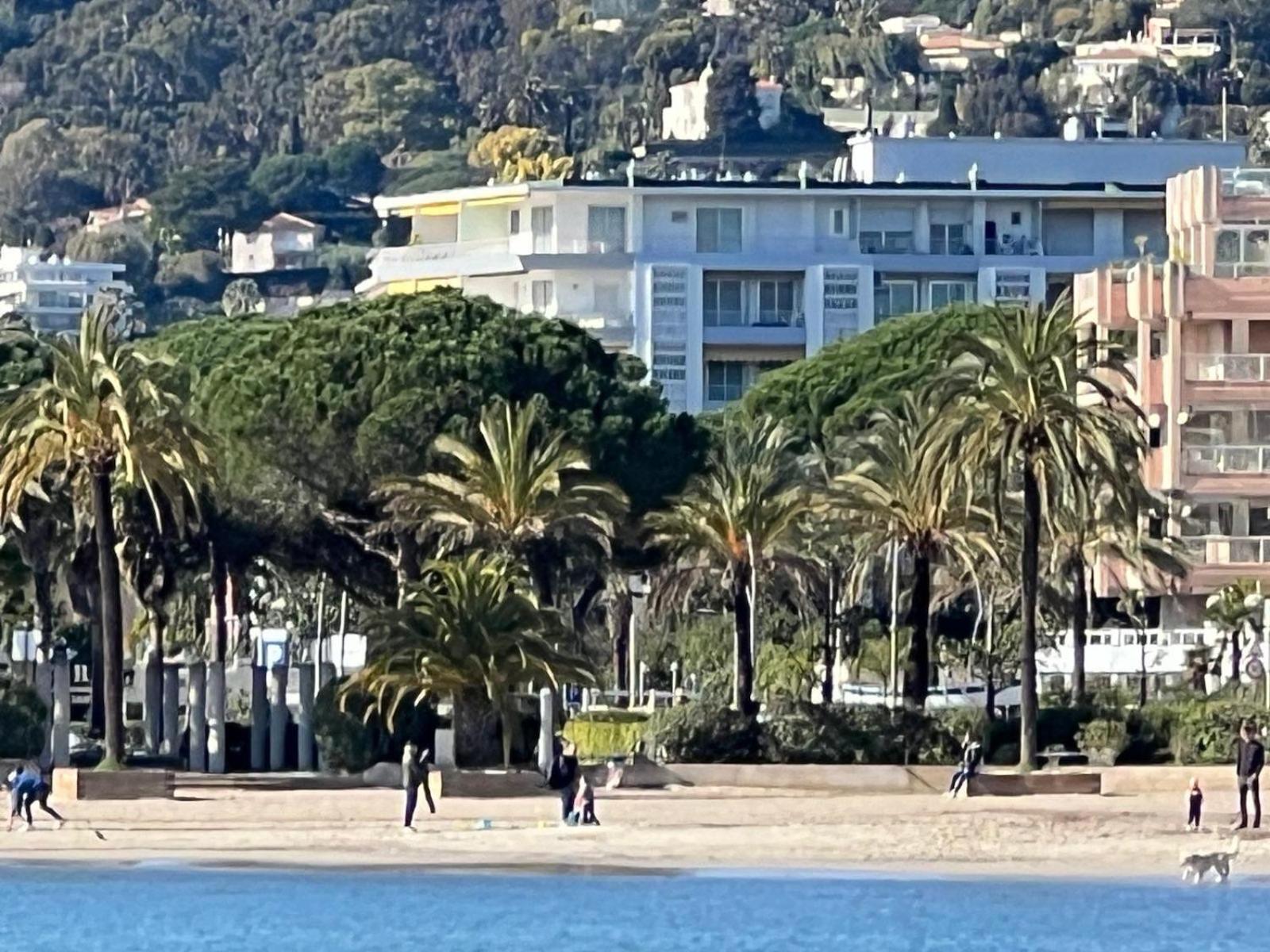 Seafront - Beautiful Flat With Aircon And Comfortable Loggia Apartment *